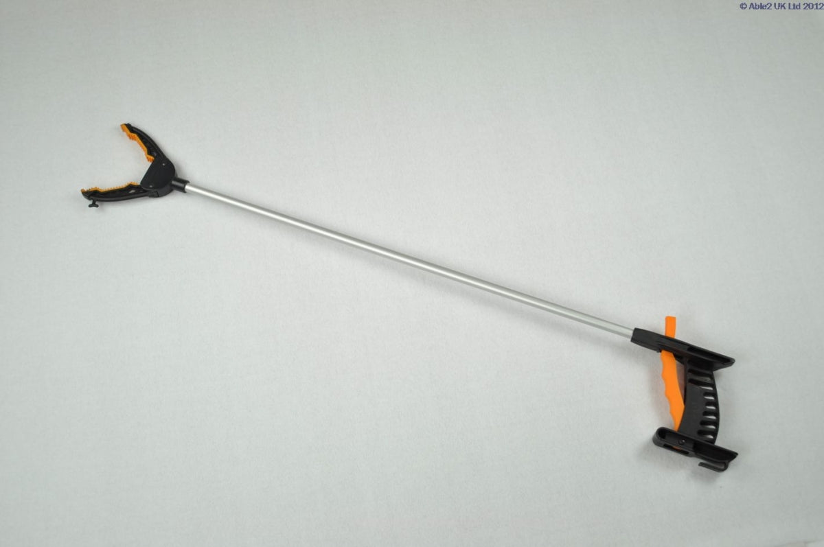 Hand grip reacher with moulded handle and rubber-lined jaw
